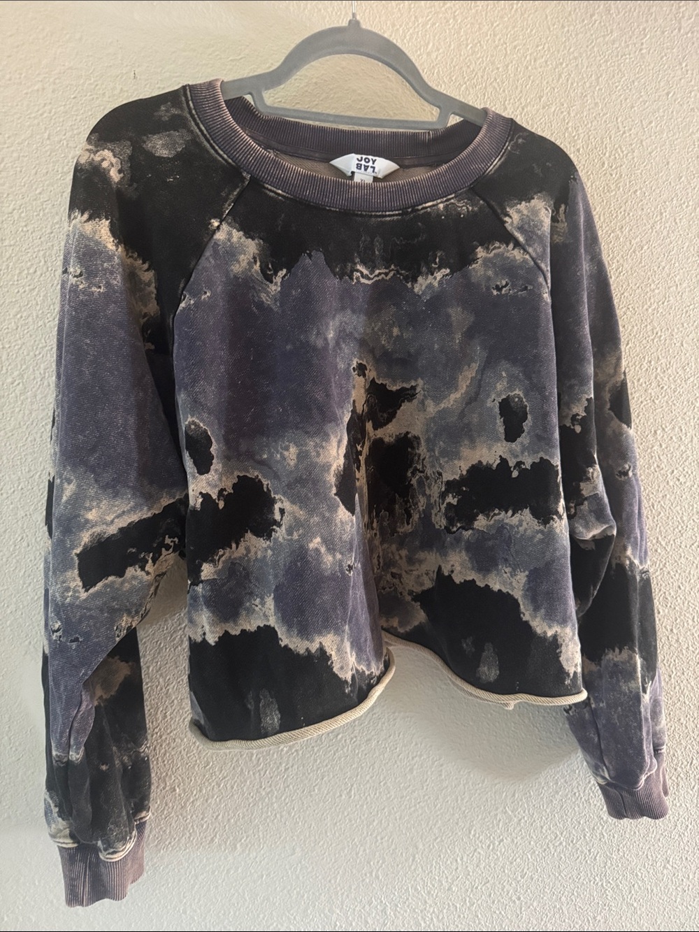 JoyLab Black and Cream Washed Tie-Dye Cropped Crewneck Sweatshirt